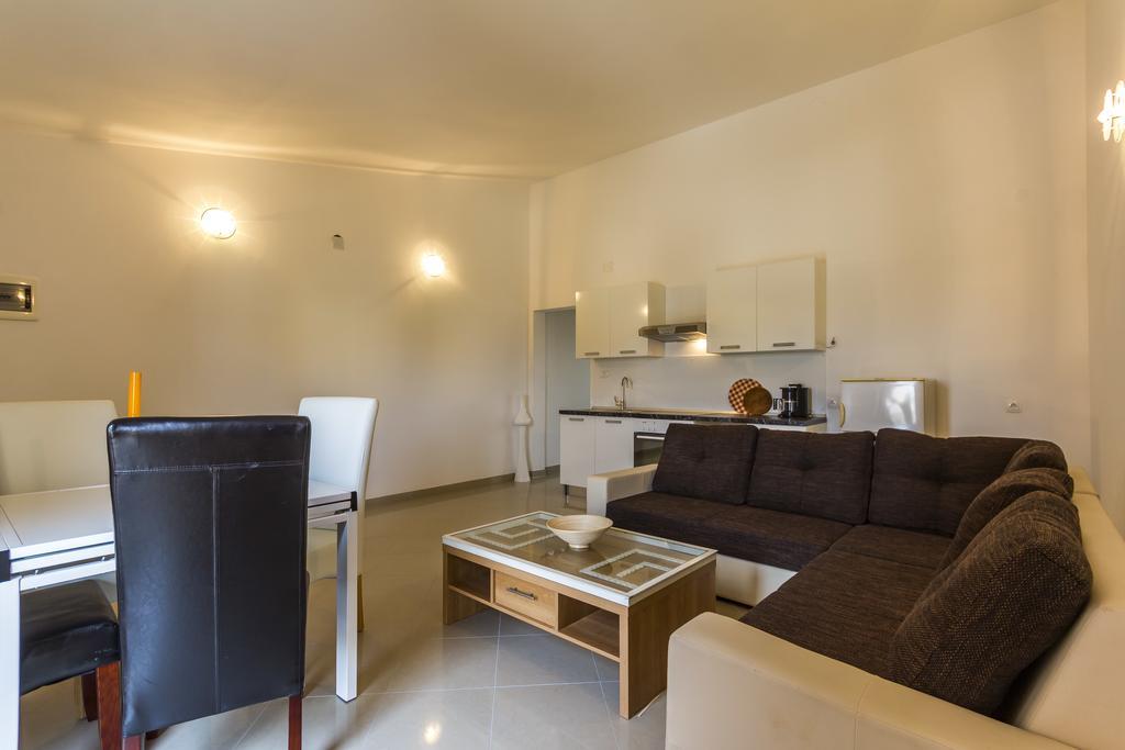 Apartments Gloria Ližnjan Eksteriør billede